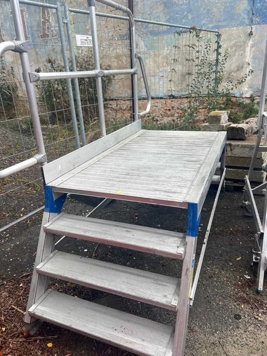 Aluminiowy pomost drabinowy dwustronny z platformą