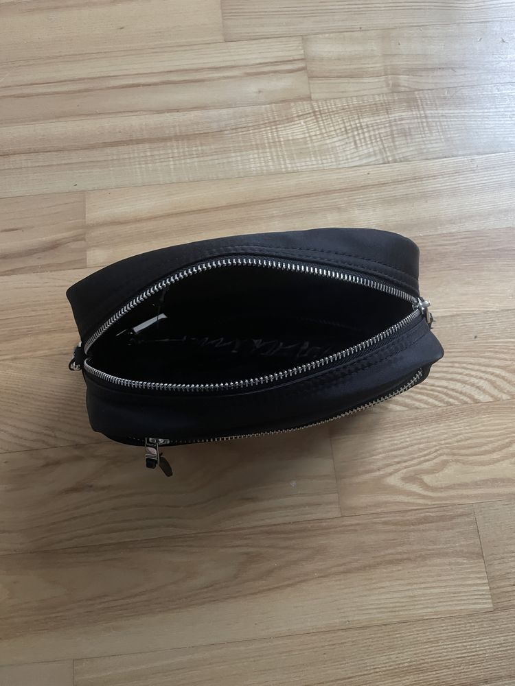 Czarna pojemna nylonowa kosmetyczka OCHNIK