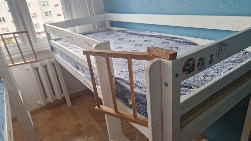 Łóżka z antresolą i zasłonkami