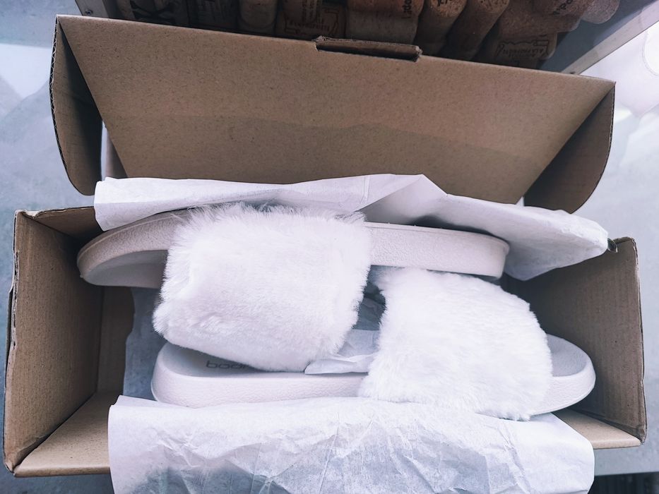 Nowe białe klapki z futrem Boohoo - rozm. 36,5