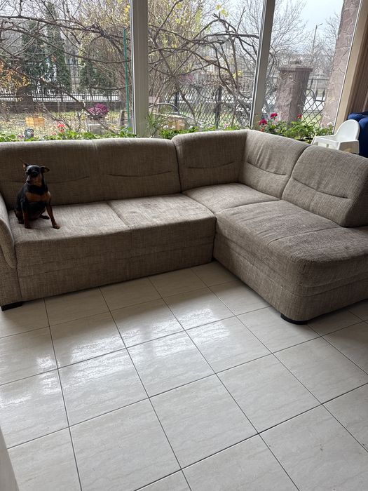 Угловий диван. На кухню чи в прихожу