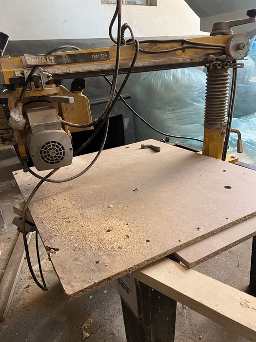 Serra radial trifásica deWalt DW798