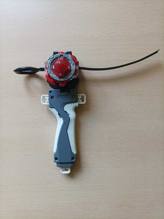 Іграшка-вовчок BeyBlade Burst із запускним механізмом