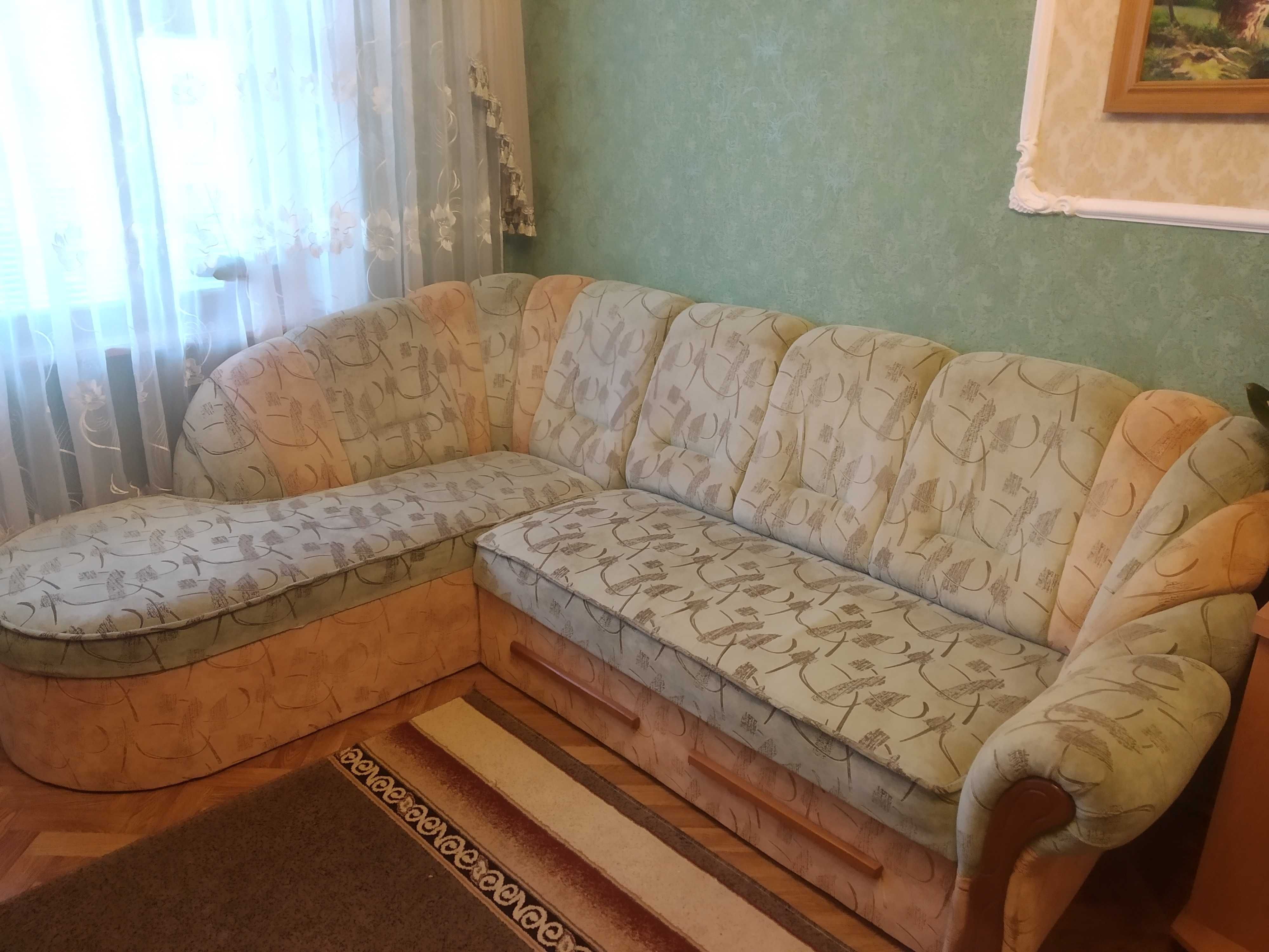 Угловий диван у вітальню