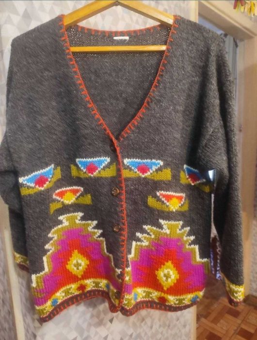 Продам женский свитер .