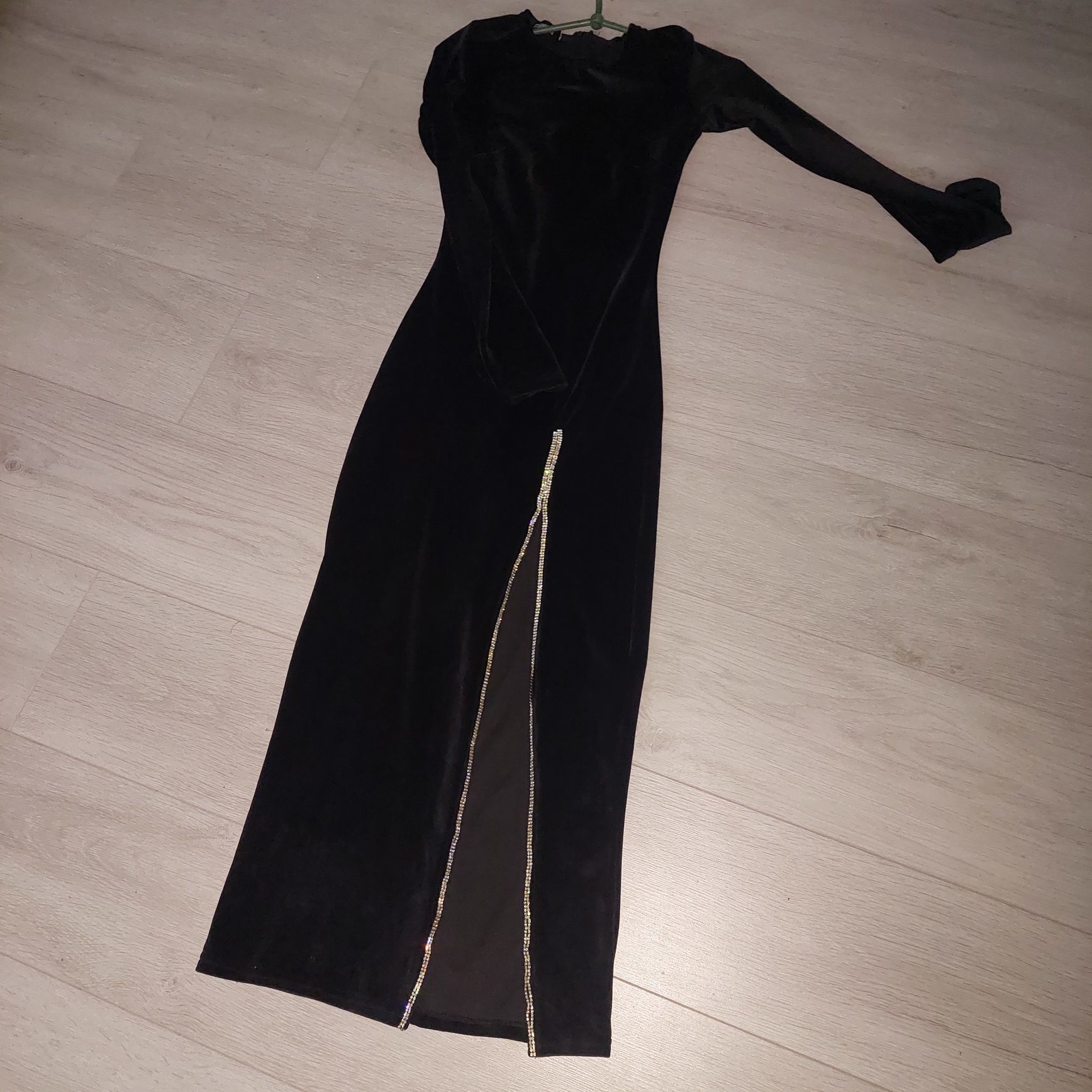 Оксамитова сукня з розрізом, плаття велюр, чорна сукня