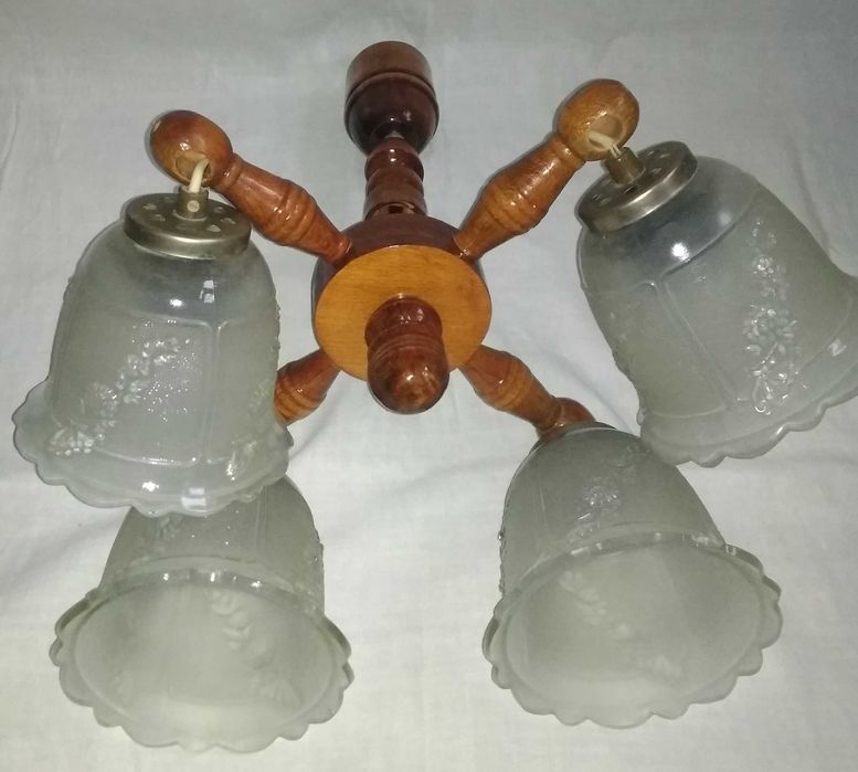 Люстра деревянная лакированная