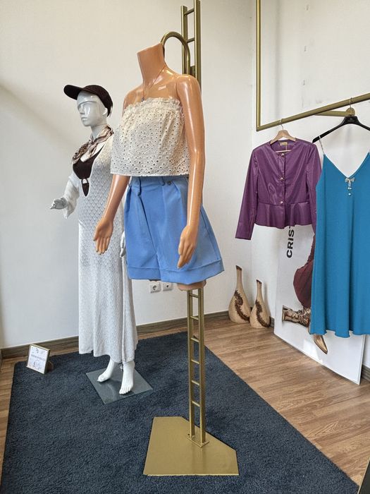 Manequim meio-corpo com estrutura metalica