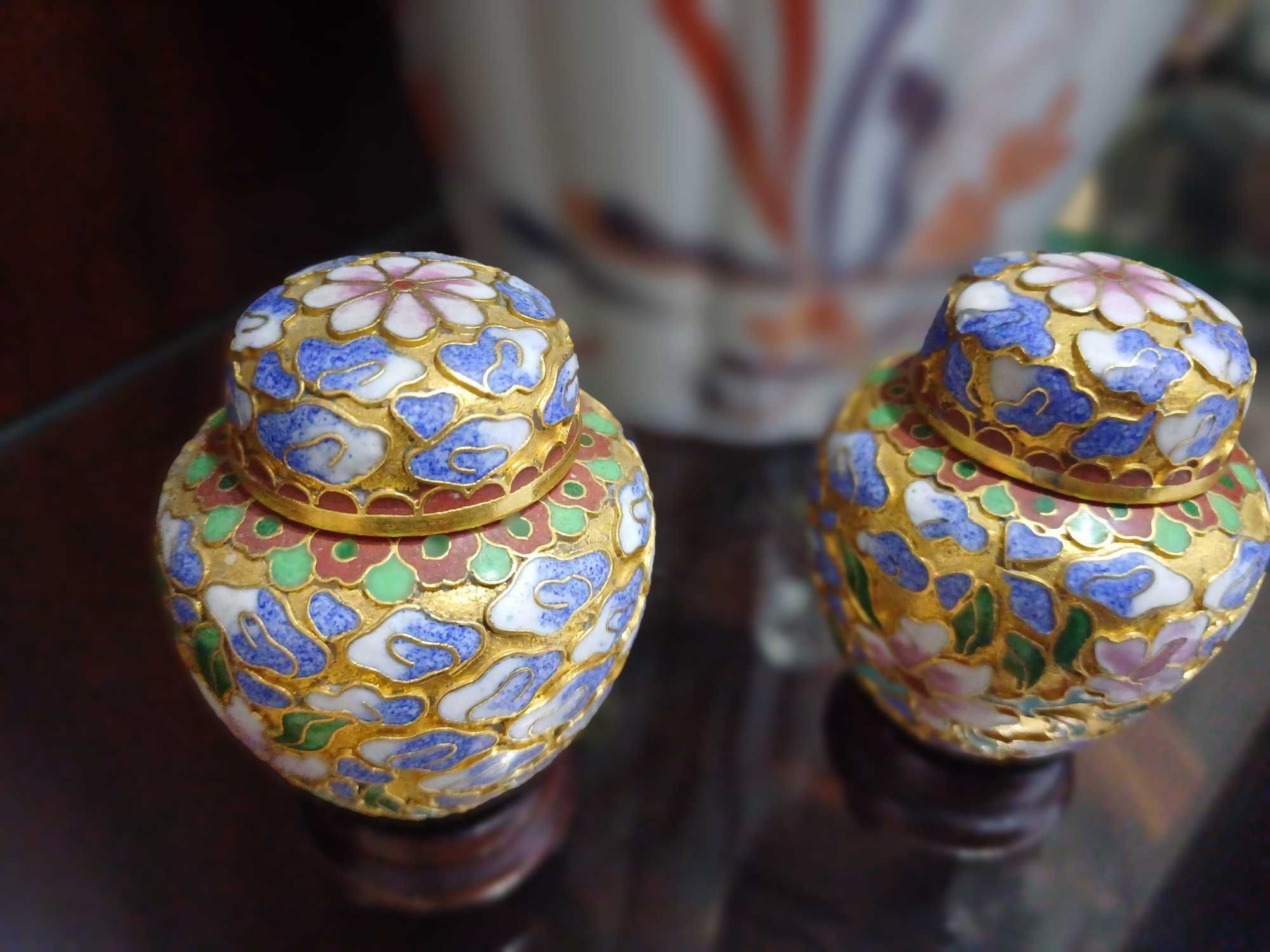 2 peças decorativas em estanho e madeira