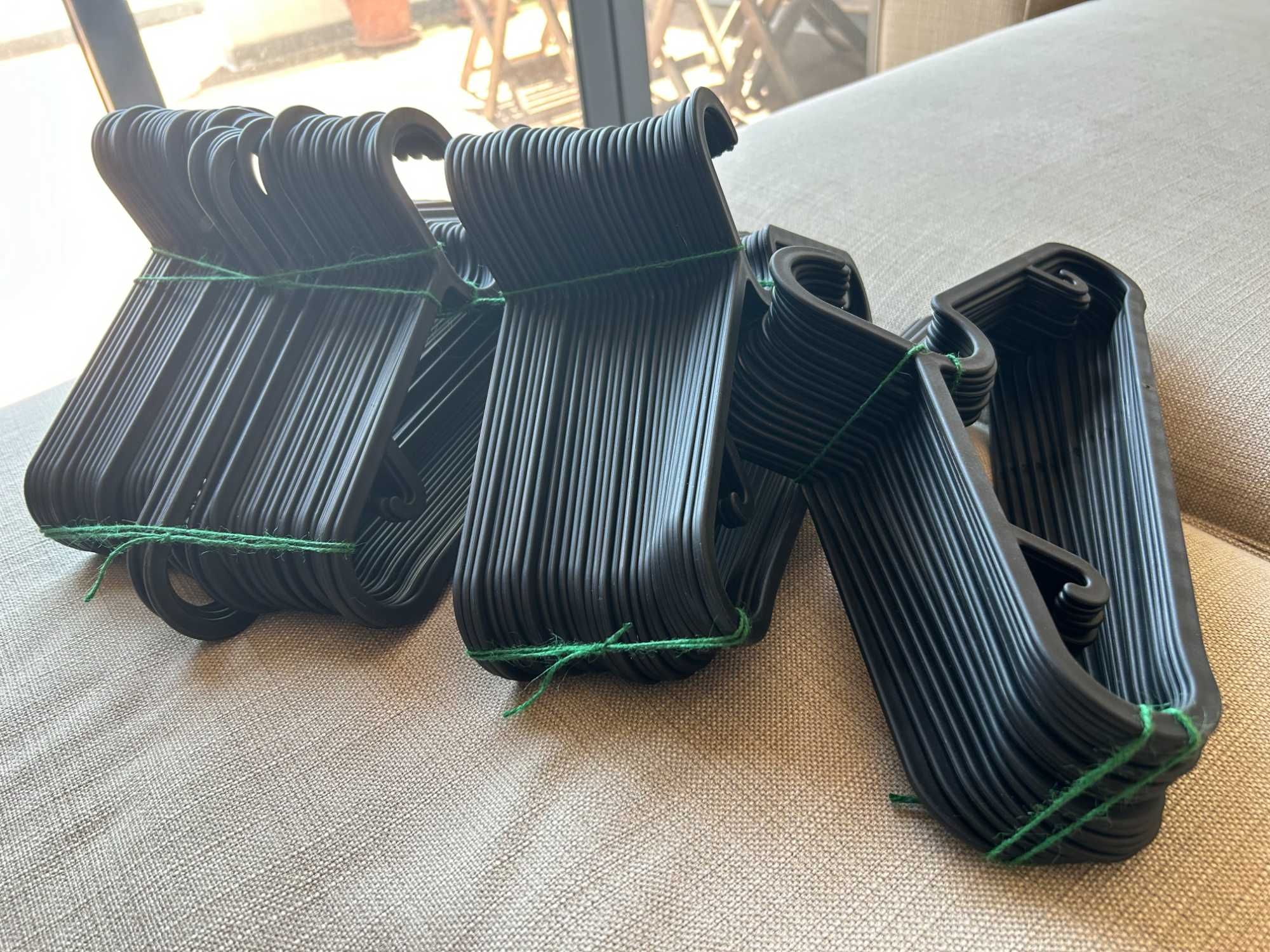 4 almofadas para cadeira, Cesto e cabides Ikea de bambu/plástico preto