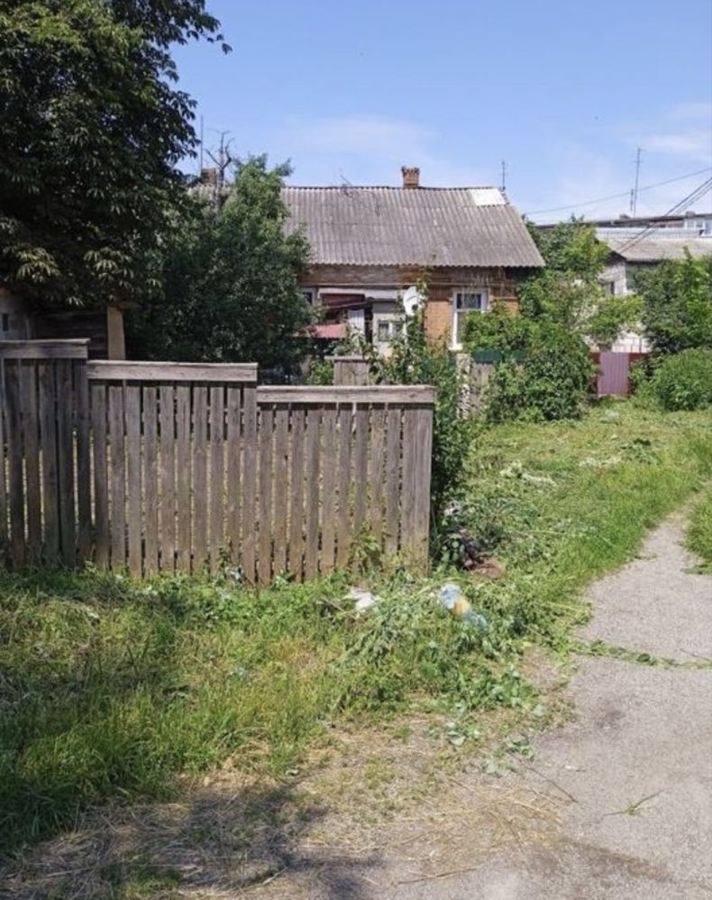 Продається частина будинку в самому центрі міста. Присутній торг.