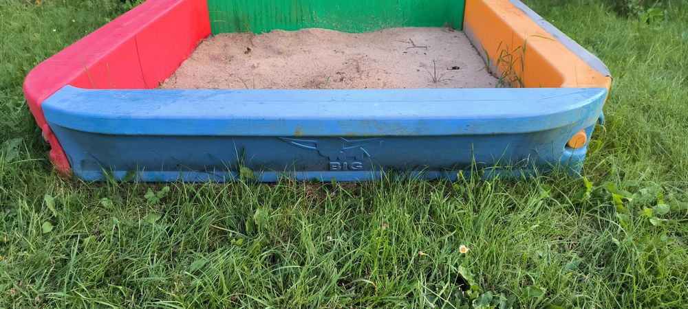 Duża, kolorowa, skręcana piaskownica firmy Sandpit BIG