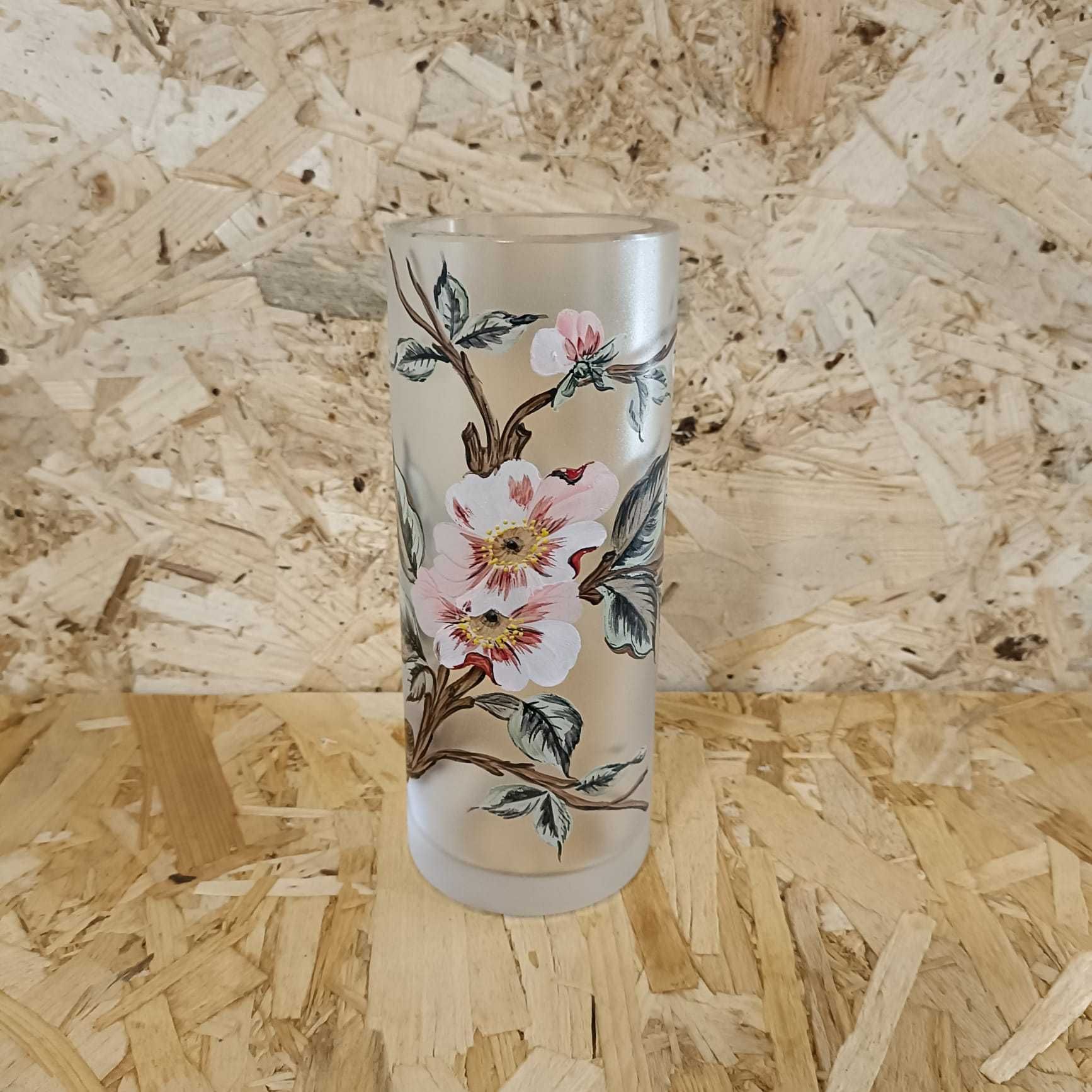 Vaso com vidro fosco e arte em flores pintado a mão.