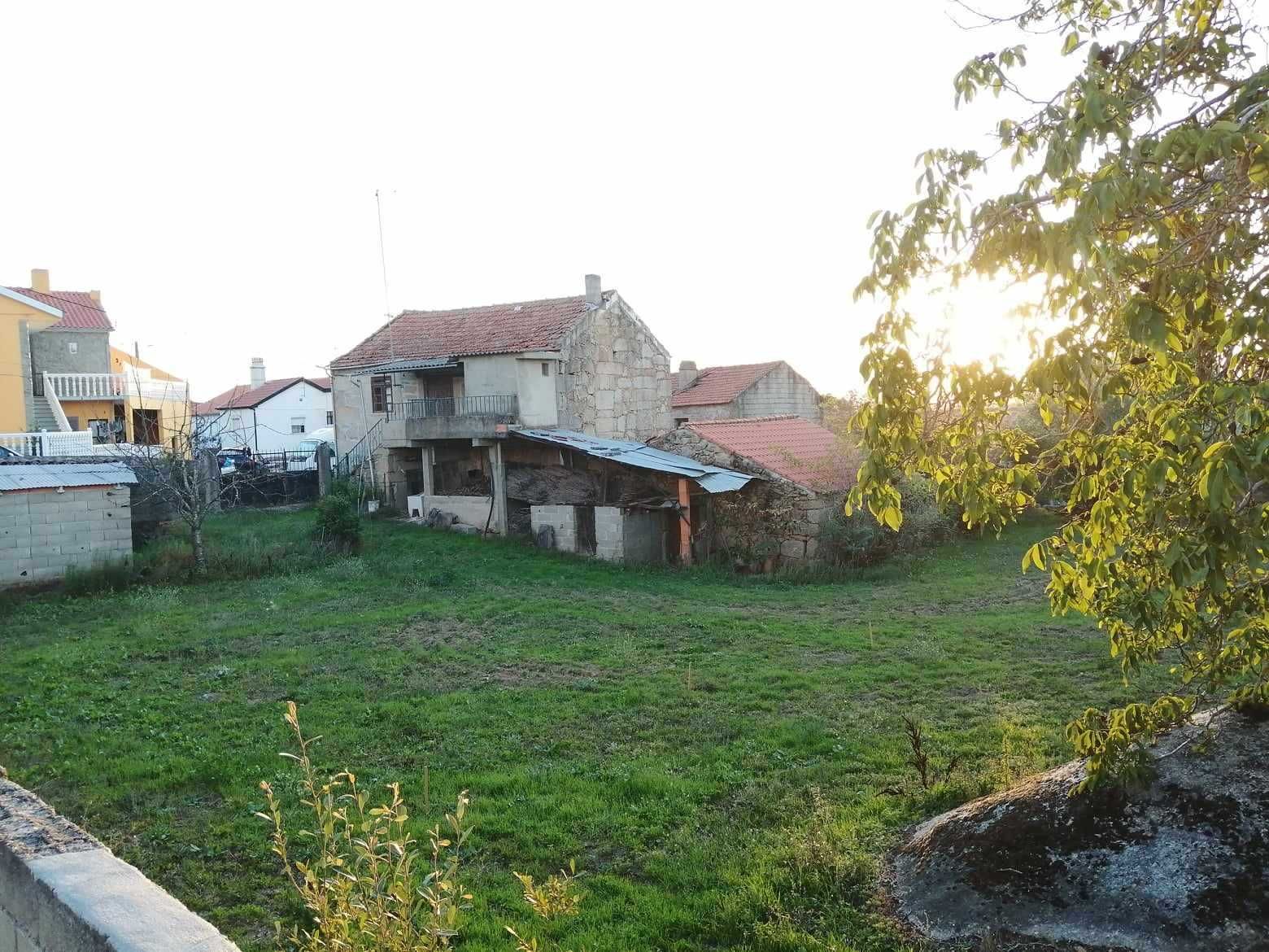 Casa em pedra com dois pisos para reabilitar