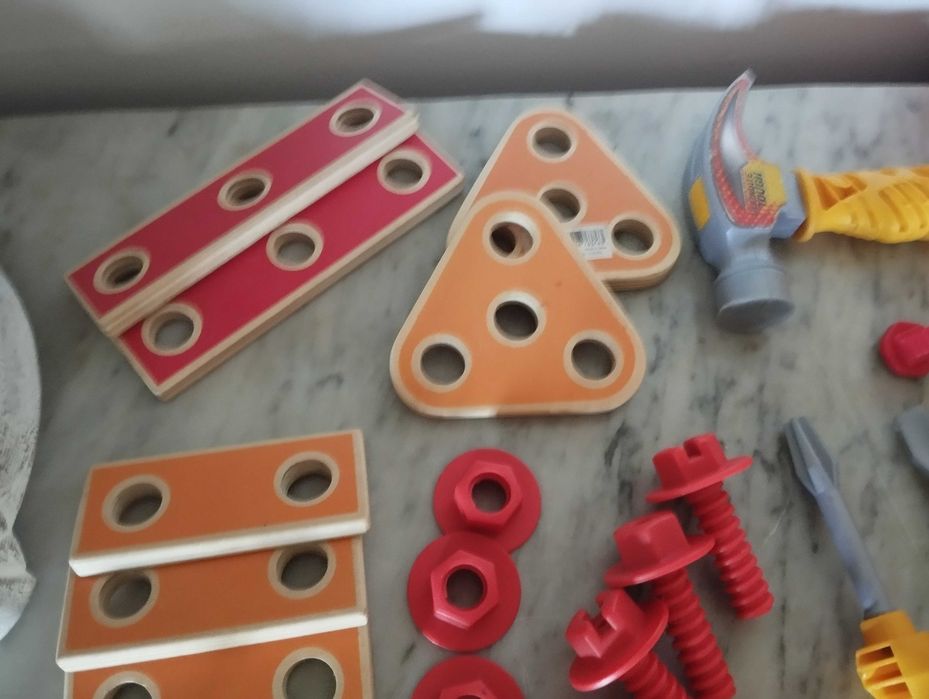 Conjunto de ferramentas com caixa que não fecha muito bem a tampa.