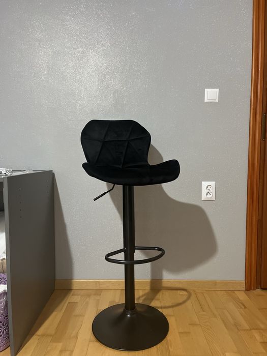 Pikowane kosmetyczne krzesło czarne hoker glamour