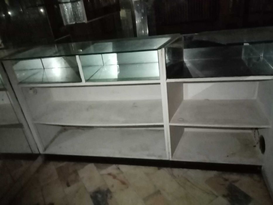Móvel tipo balcão com estantes e divisórias. Dimensões: 240x86x60 cm