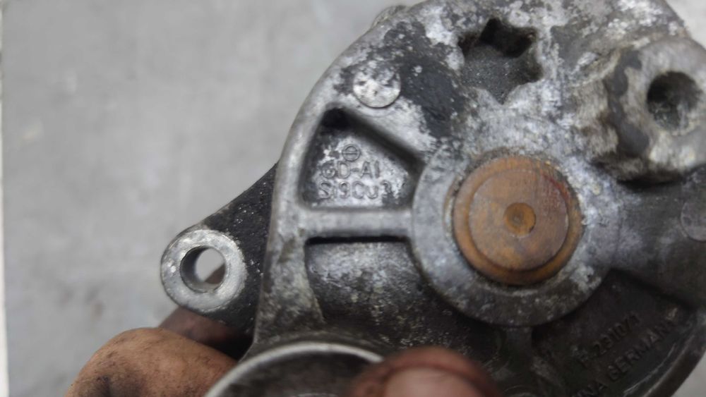 Mercedes W220 W638 W204 W211 W163 2.2 D 2.7 D 3.2 D  Napinacz Paska