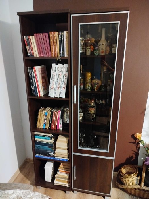 Zestaw mebli: komoda, witryna, biblioteczka
