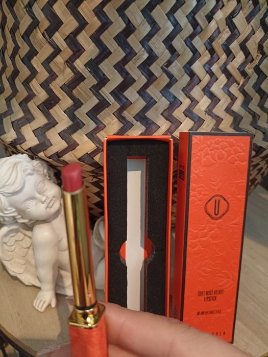 Szminka/pomadka wykręcana , elegancka Youliyoula