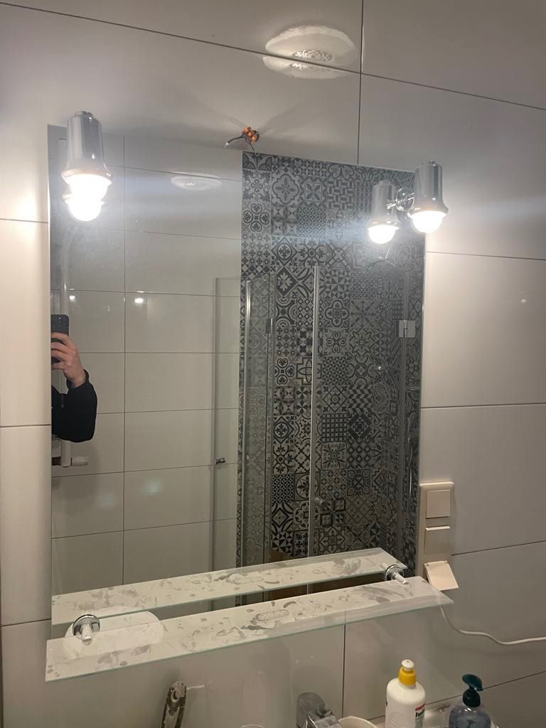 Lustro wiszące z oświetleniem
