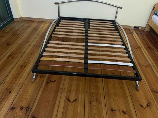 Sprzedam piękny metalowy stelaż łóżka o rozmiarze 140x200cm.