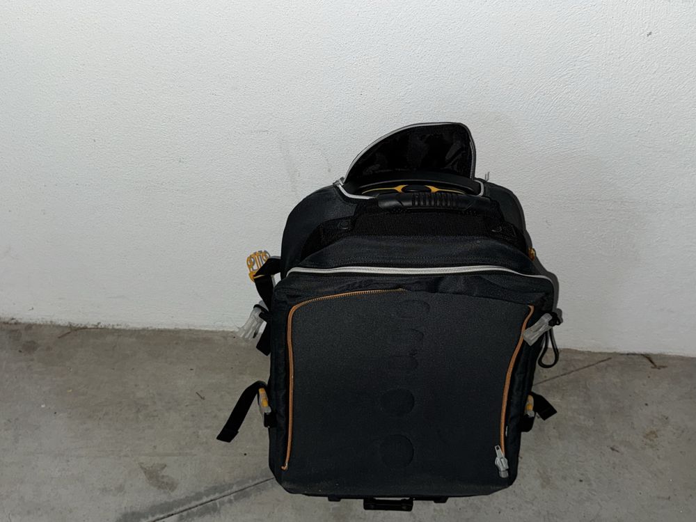 Mochila grande com rodinhas do tipo troley