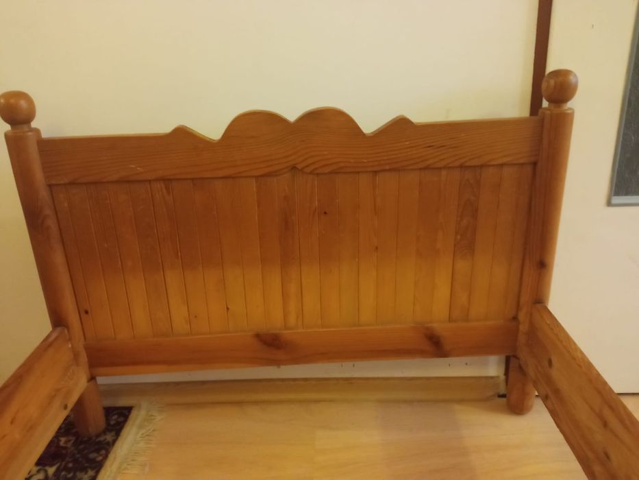 Łóżko z pełnego drewna o ciekawej formie - 2szt.