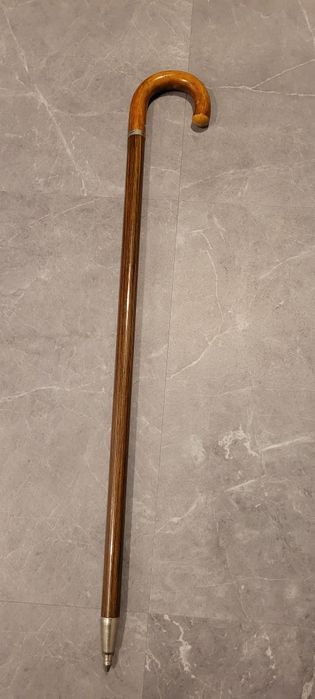 Laska z ukrytą parasolką