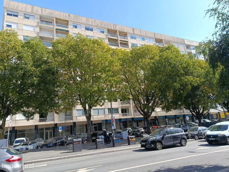 Apartamento T4 na Avenida Fernão de Magalhães — Espaço, Potencial e Di