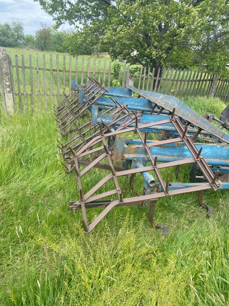 Трактор з інвентарем