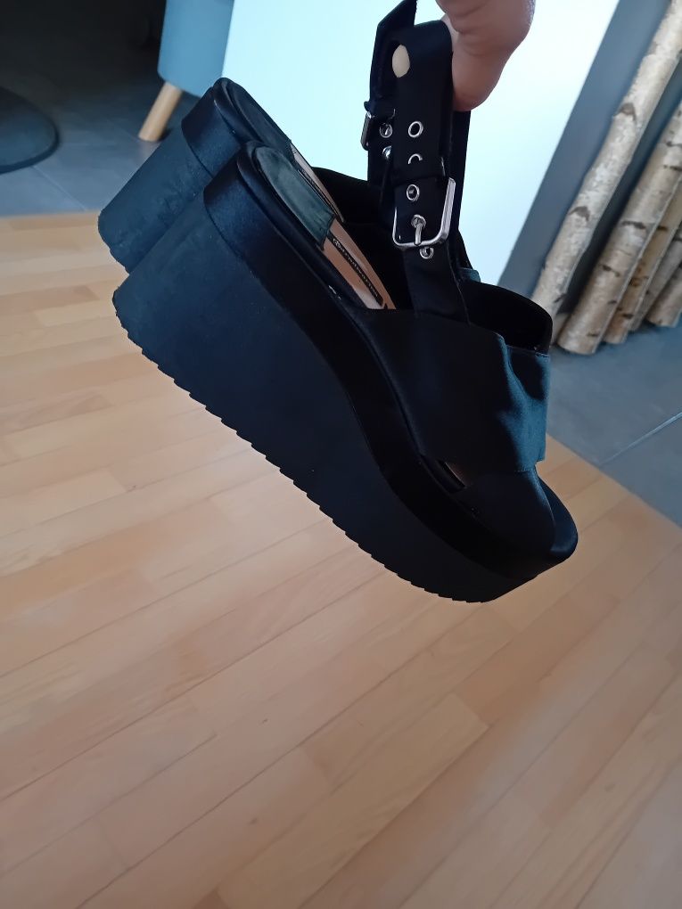Stradivarius sandaly na koturnie