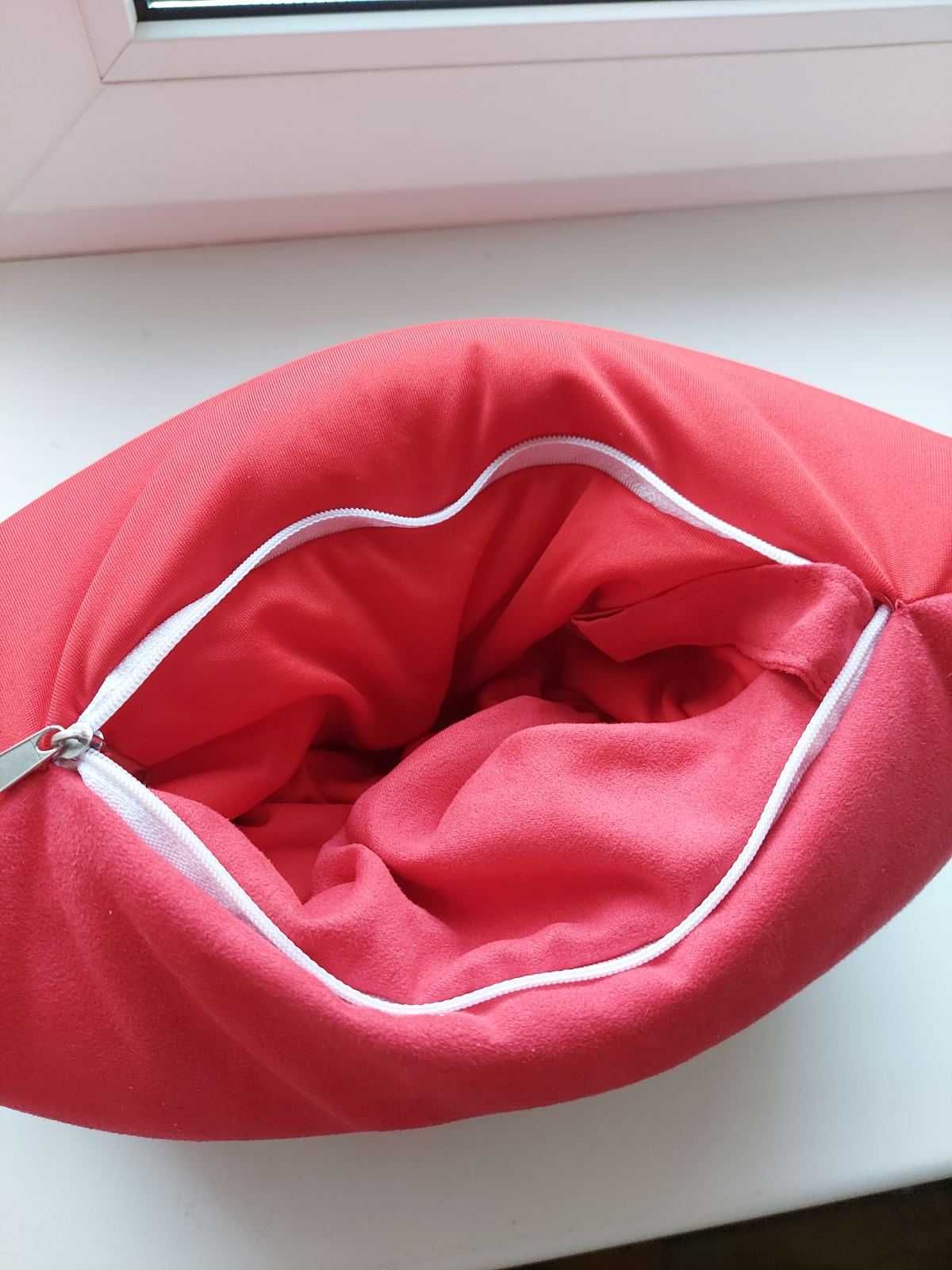 подушка червоного кольору