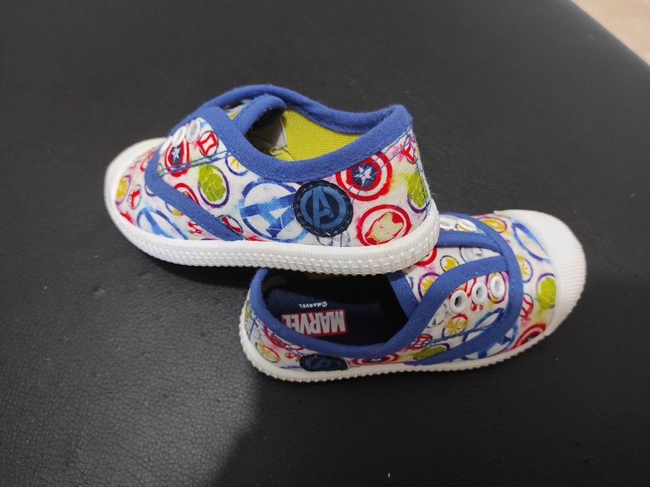 Sapatilhas Marvel tamanho 24