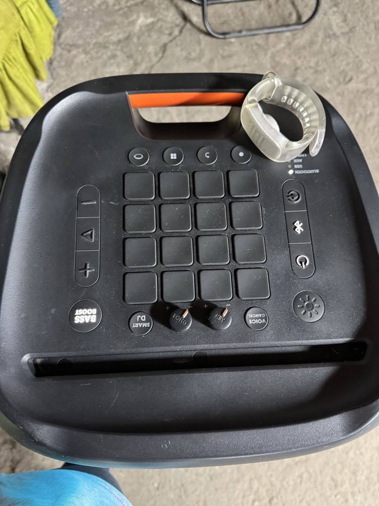 Продаю свою колонку JBL PartyBox 1000