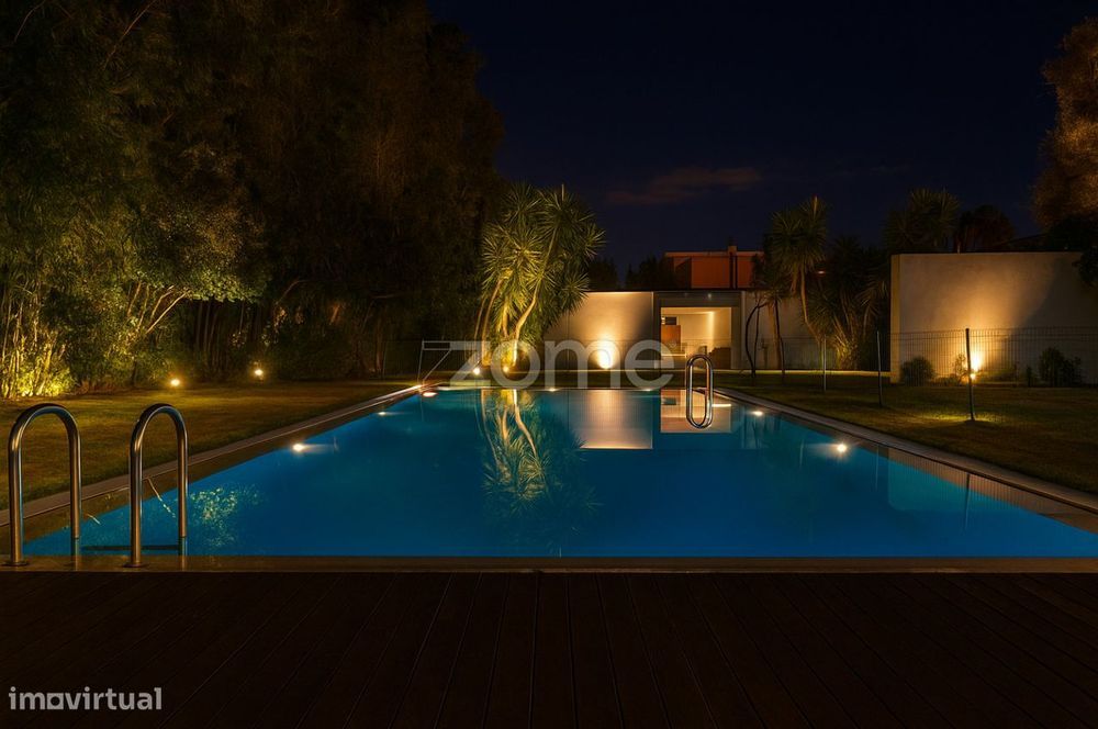 Espaçosa moradia térrea T6+1 com piscina e jardim privativo em V N F