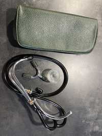 Start vintage stetoskop w pokrowcu retro kolekcje przebranie lekarz