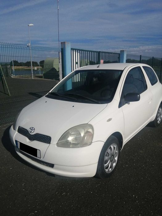 Toyota Yaris (branco)