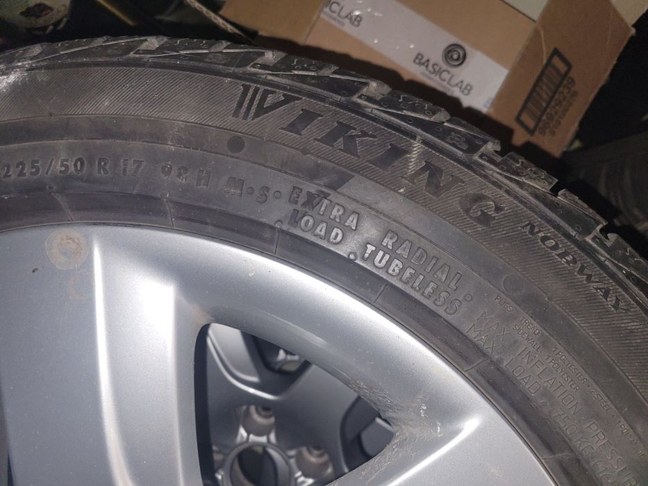 komplet x 4 alufelgi Audi a4 b8 opony zimowe Viking 225 50 R17