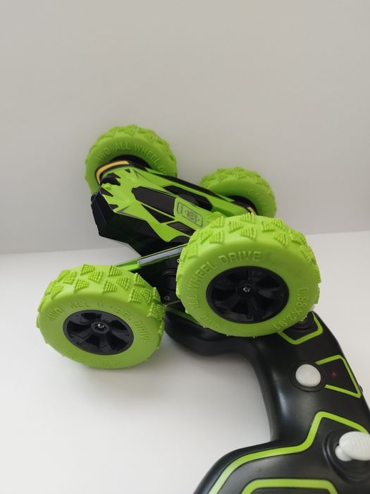 Zdalnie sterowany samochód kaskaderski