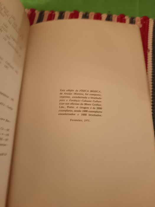Livro "Física Básica" de Araújo Moreira
