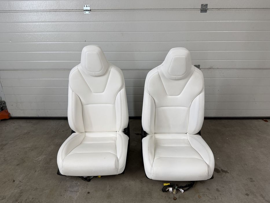 Крісла салон від Tesal model S