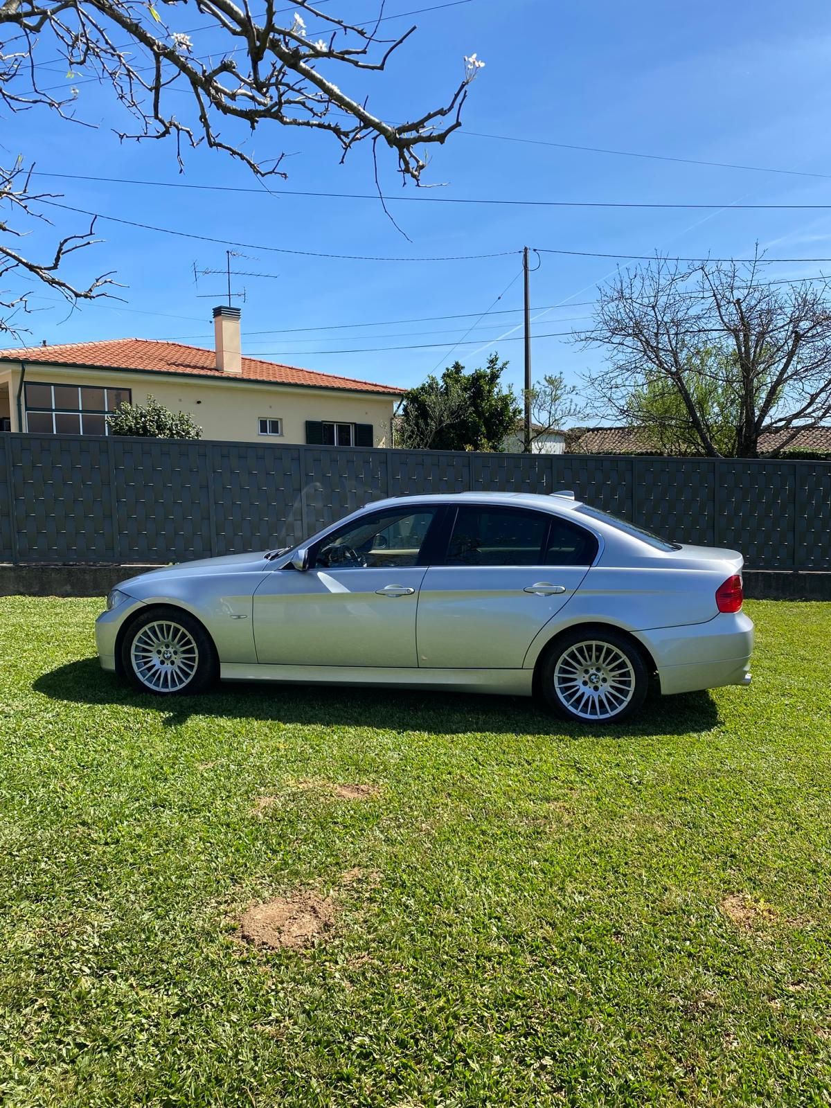 Bmw 325i e90 - Um Ícone de Performance e Sofisticação