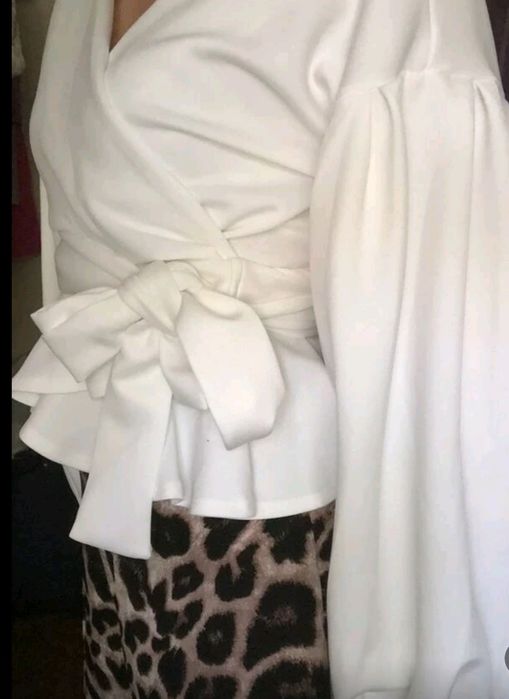 Śliczna bluzka kopertowa z baskinką rozmiar L