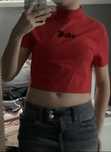 Czerwony Crop top z napisem