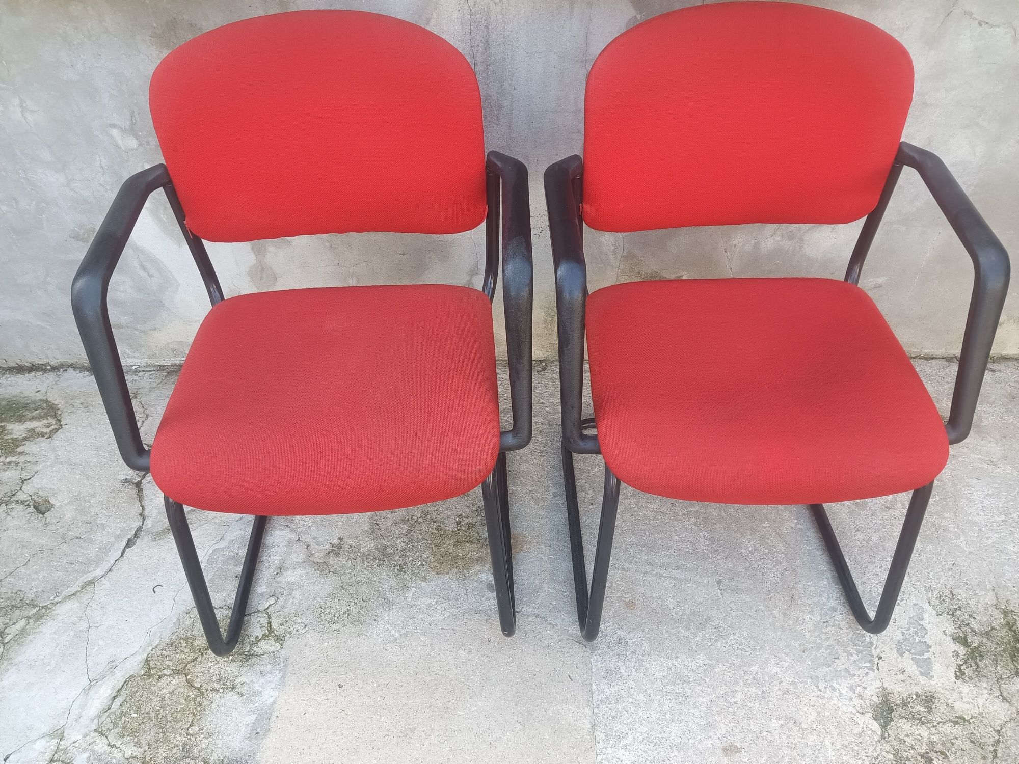 2 Cadeiras com apoio de braços