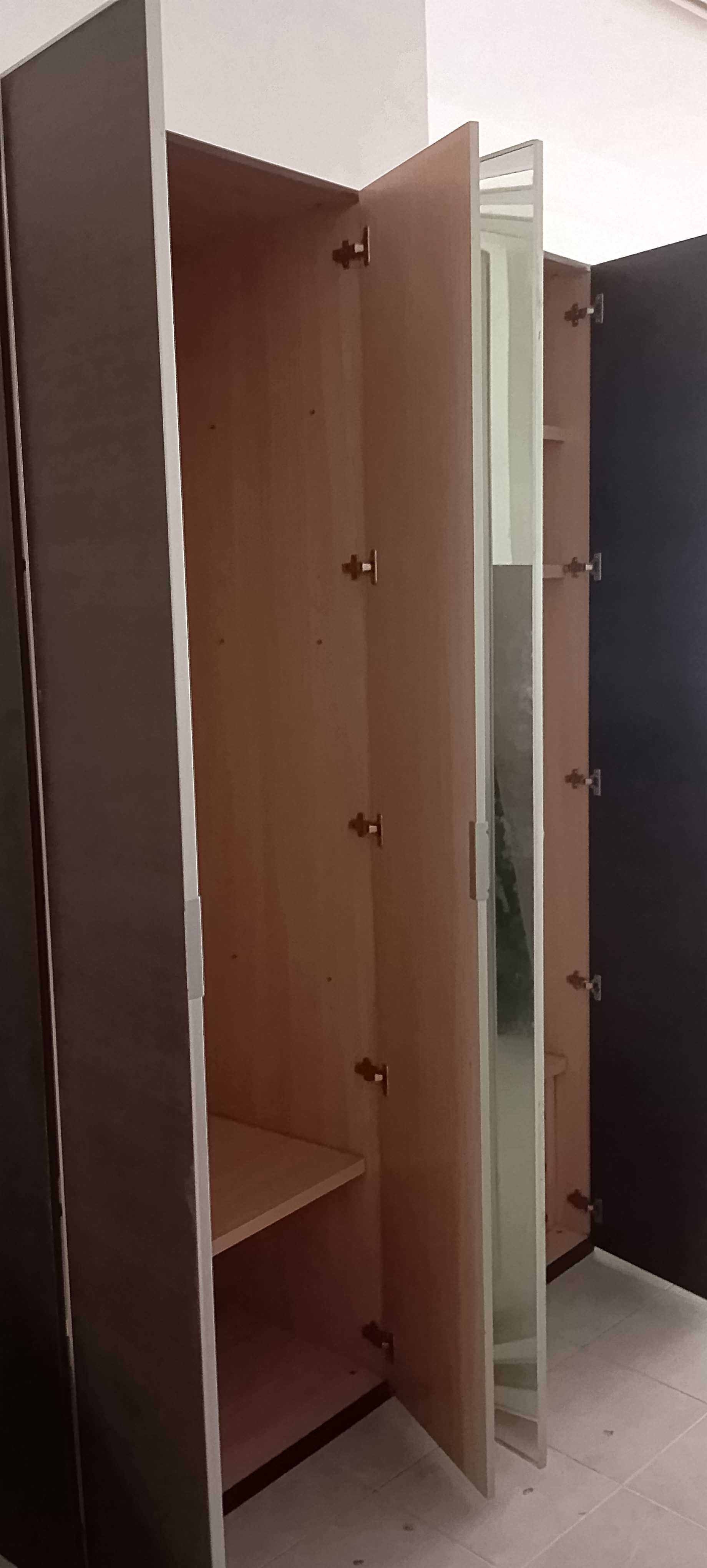 Roupeiro com três portas