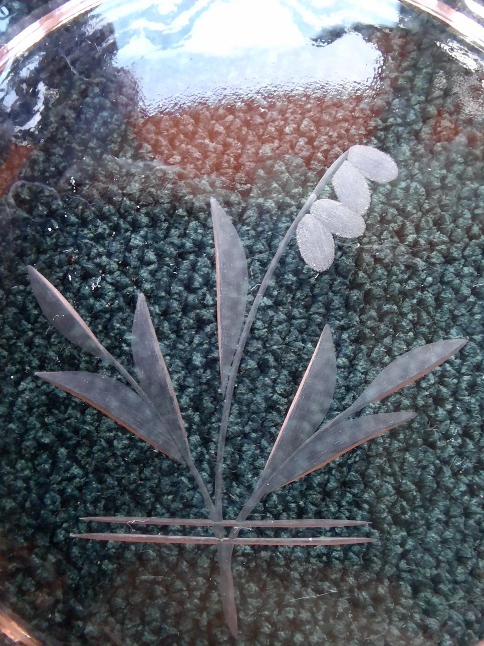 Rozalinowa szklana popielniczka szlifowana grawerowana kwiat