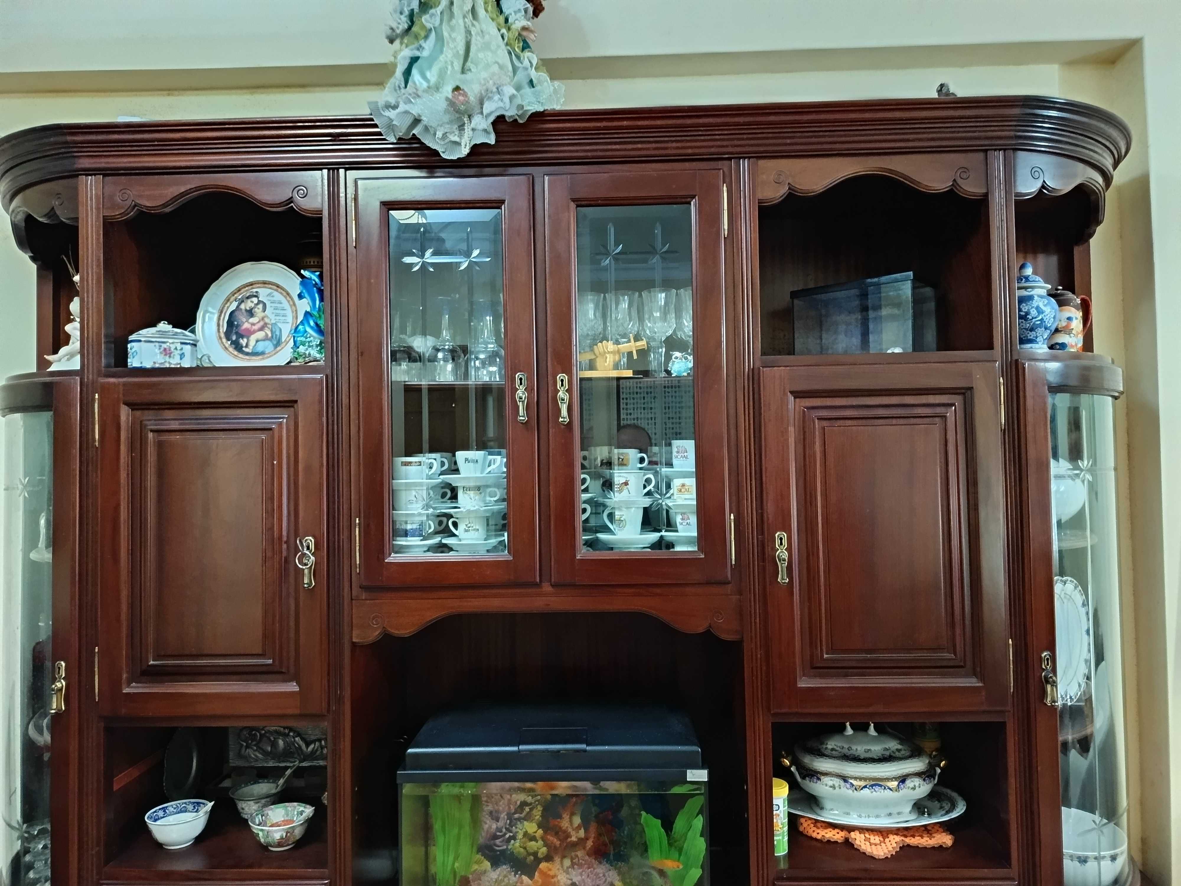 Móvel de sala com vitrine