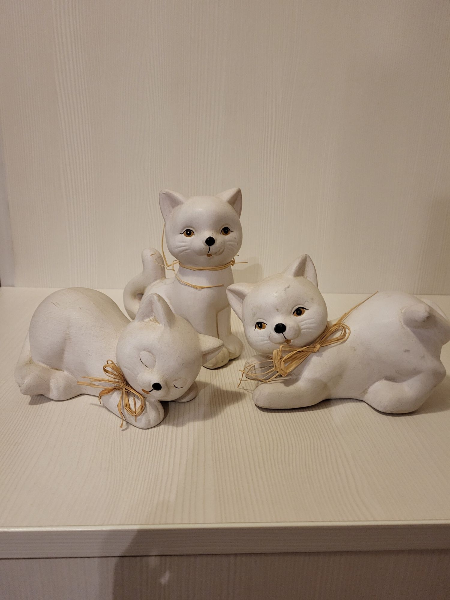 3 figurki kotków z gipsu